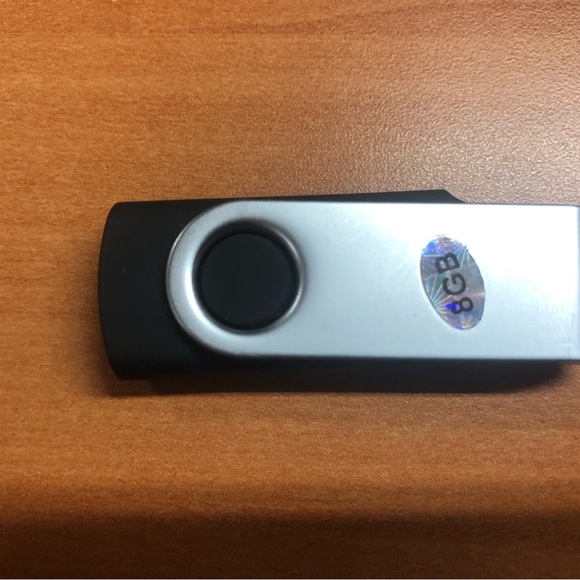 New Windows 10 Pro Key Card and 8GB USB Installer - Picture 4 of 5